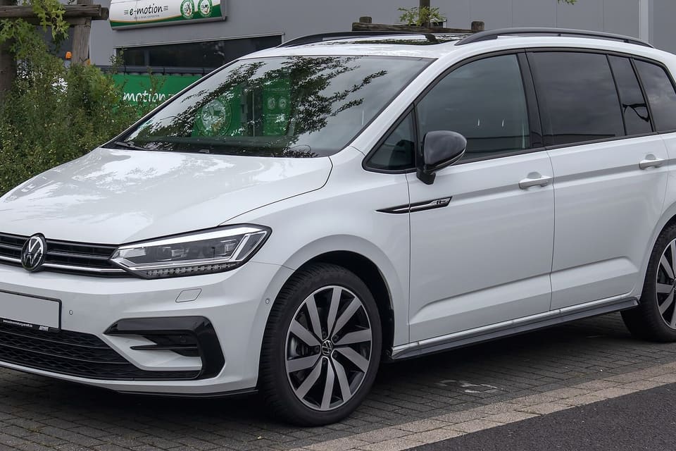 White Volkswagen Touran, an example of the standard car class